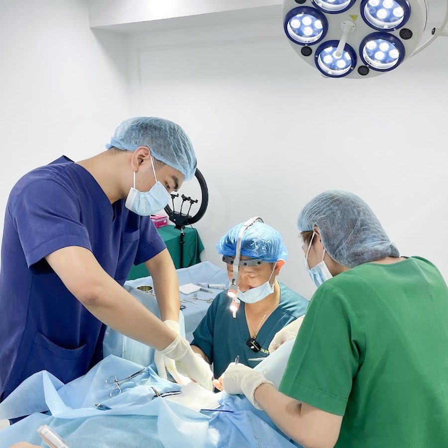 Bác sĩ Tuấn Dương và ekip trong phòng mổ