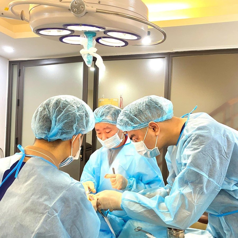Ekip phẫu thuật tại phòng mổ đạt chuẩn