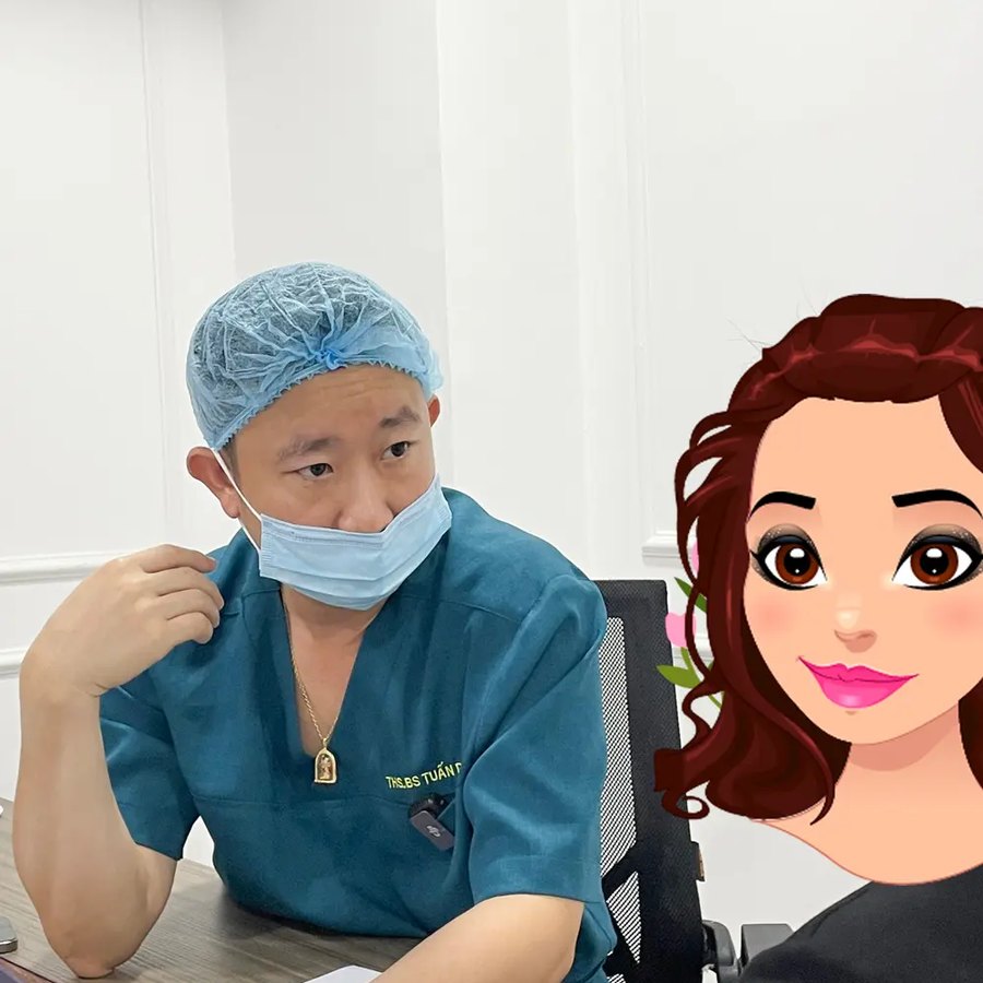 Bác sĩ Tuấn Dương tư vấn cho khách hàng