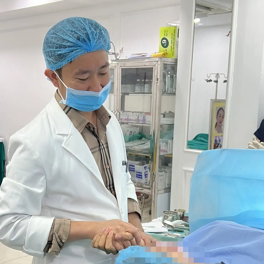 Bác sĩ động viên khách hàng trước ca mổ