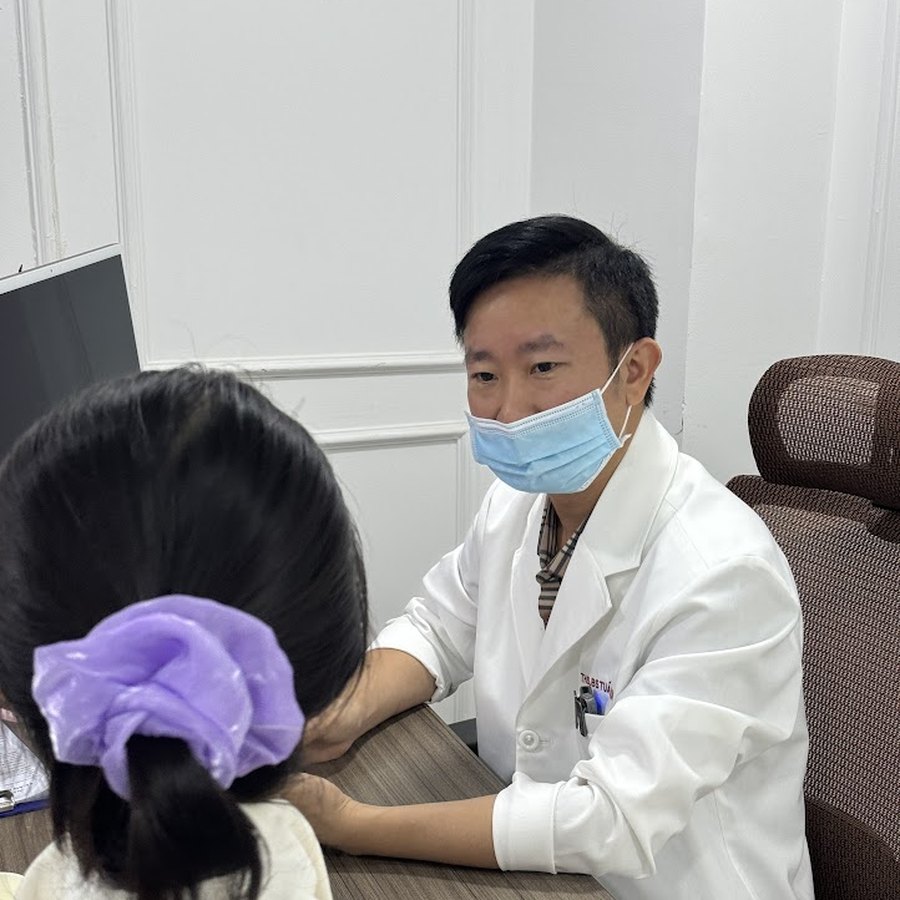 Bác sĩ Tuấn Dương thăm khám